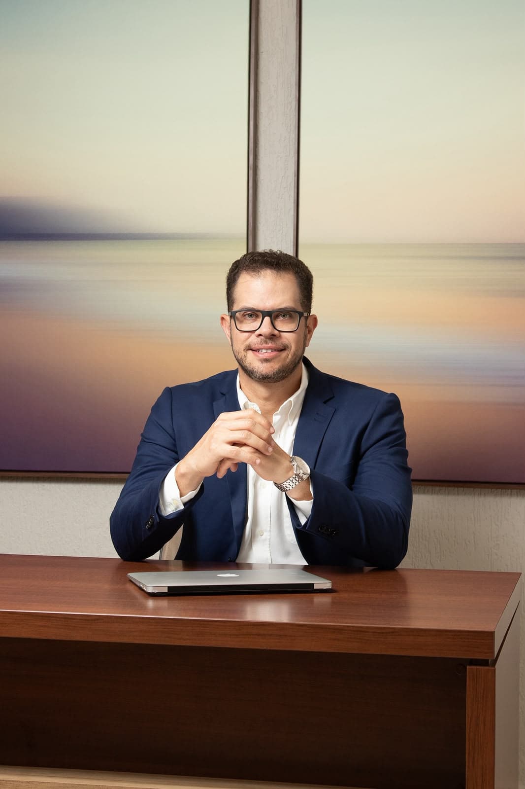 Dr. Jonas Junqueira no consultório médico em Lavras MG